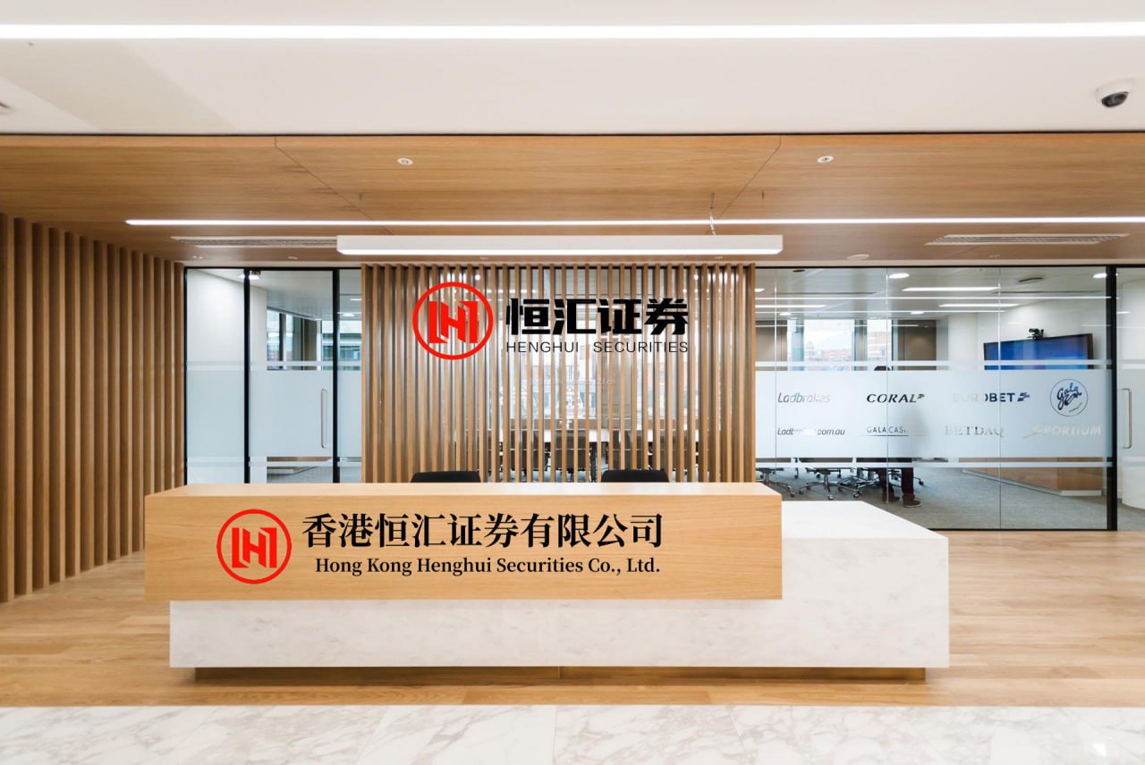 一点钱程配资 光影之旅：终于有人把曝光三要素讲明白了！！以上是曝光三要素不同数值之间的表现光圈：以f/数值呈现，像f/1.2、f/8等，值越小光圈越大。光圈大进光多、景深浅，利于突出主体；小光圈进光少、景深深...